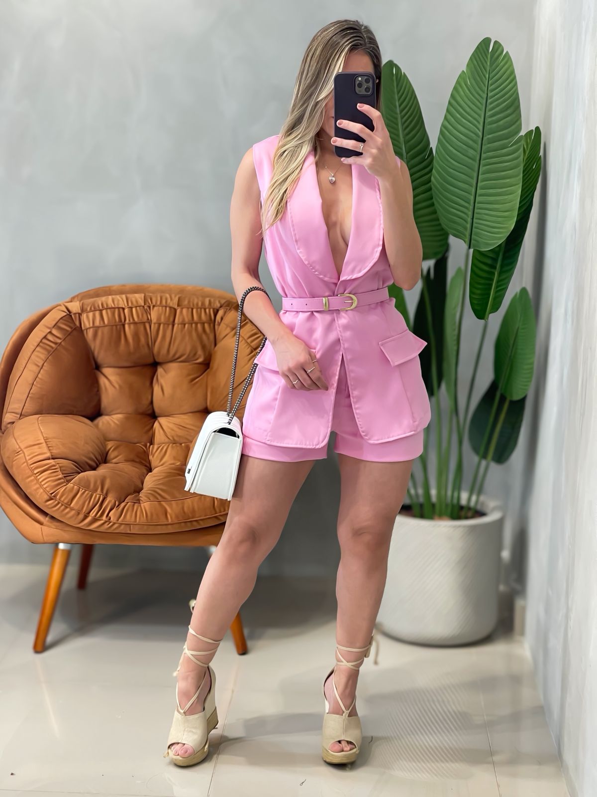 Conjunto em Alfaiataria Max Colete e Shorts com Cinto
