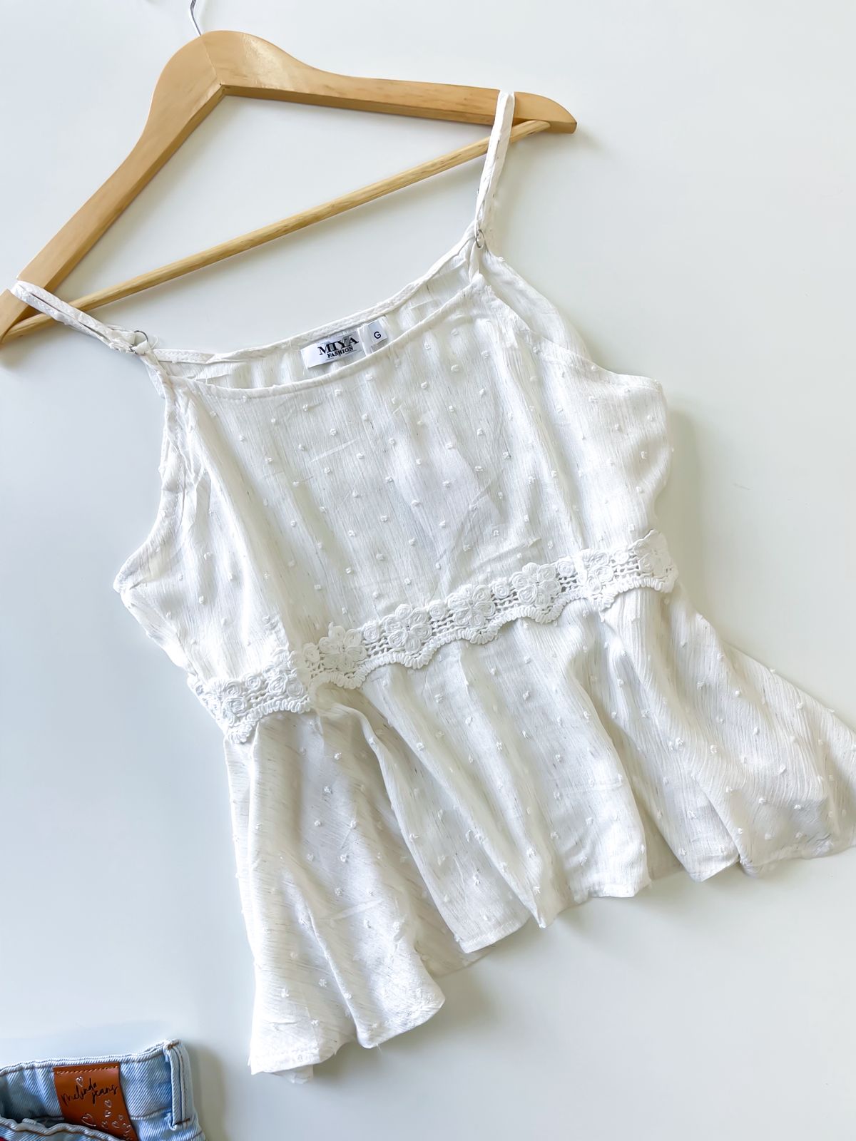 Blusa em Viscolinho Alça fina com Renda