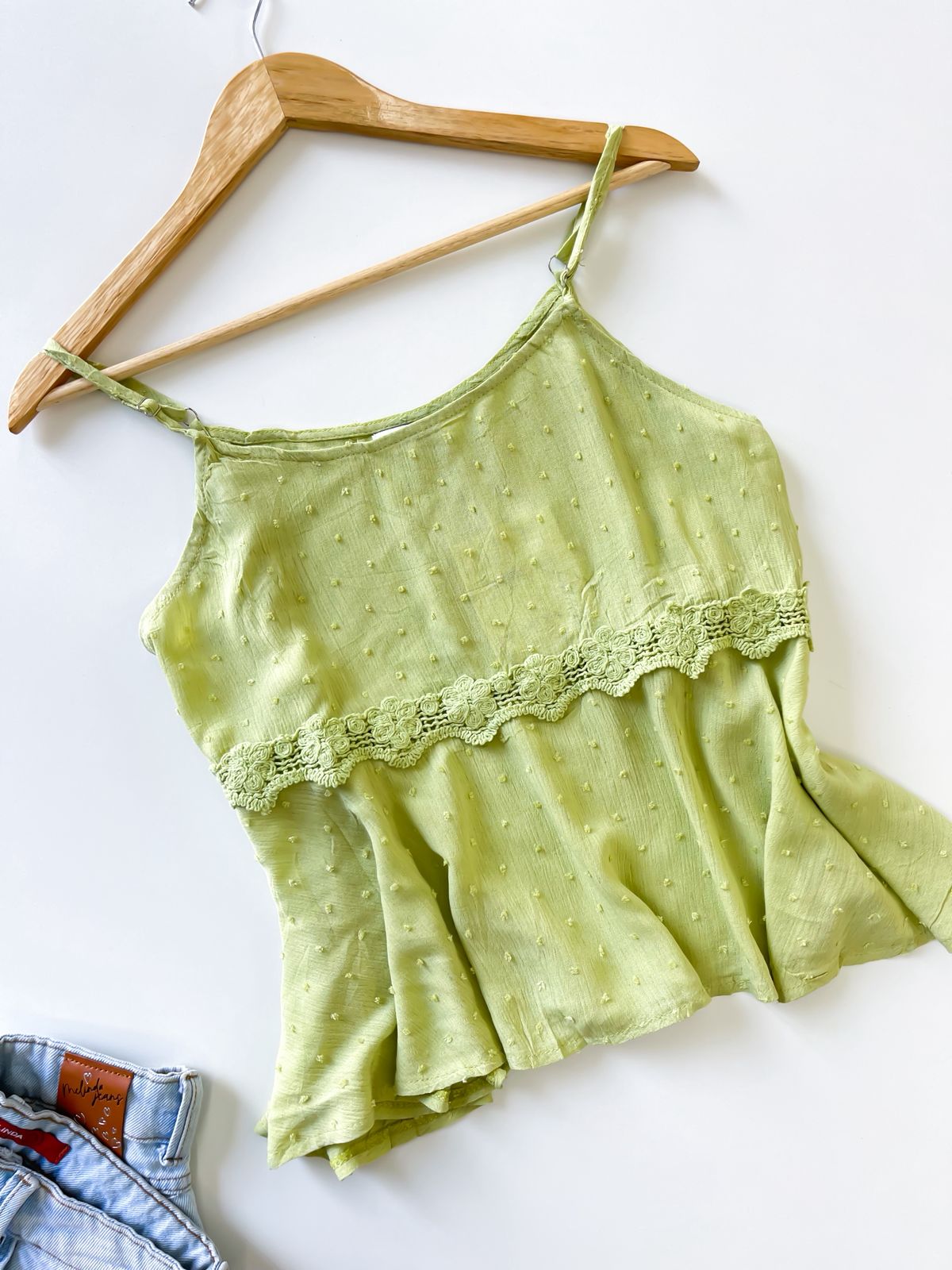 Blusa em Viscolinho Alça fina com Renda